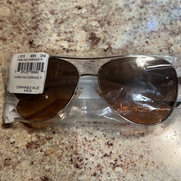 COACH Horse and Carriage Pilot Sunglasses Light Gold and Black NWT - Picture 3 of 7